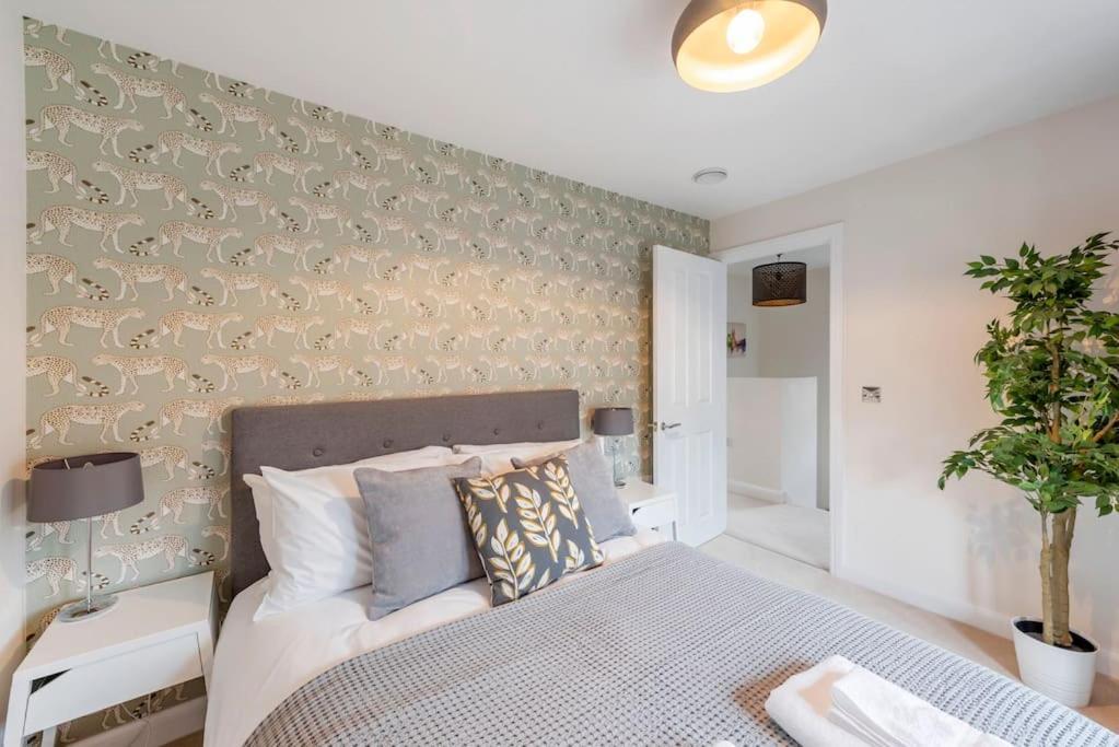 Villa Fantastic 3-Bed House With Parking Bath Exterior foto