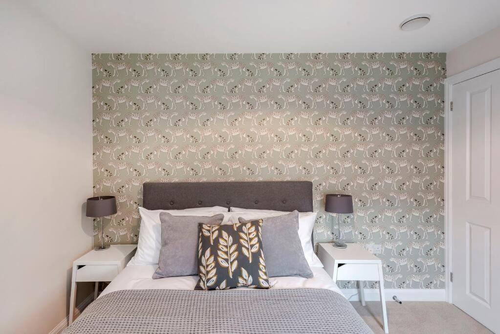 Villa Fantastic 3-Bed House With Parking Bath Exterior foto