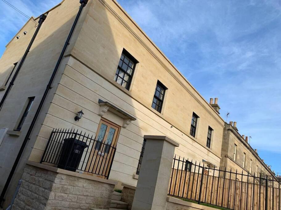 Villa Fantastic 3-Bed House With Parking Bath Exterior foto