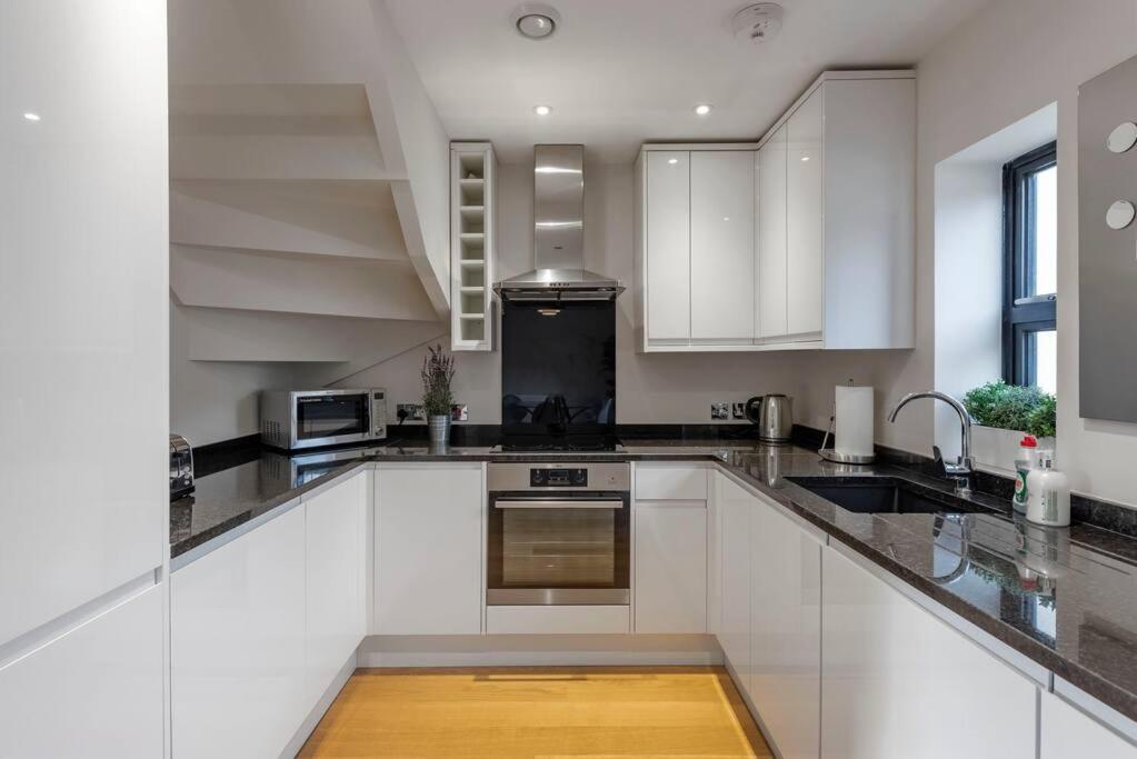Villa Fantastic 3-Bed House With Parking Bath Exterior foto