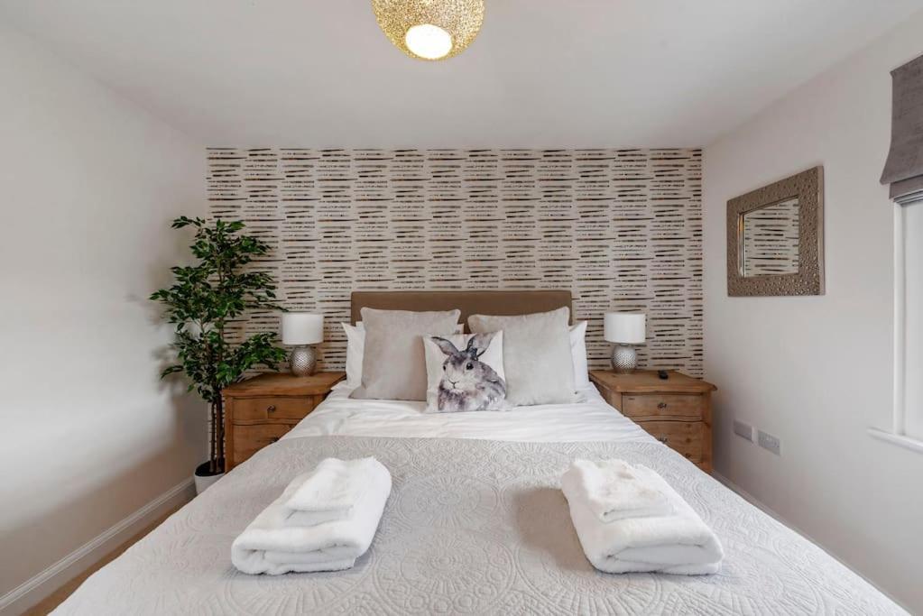 Villa Fantastic 3-Bed House With Parking Bath Exterior foto